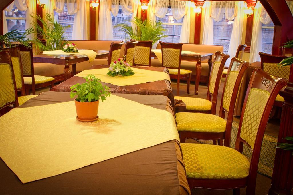 Bogdan Khmelnytskyi Hotel Kiev Exterior foto