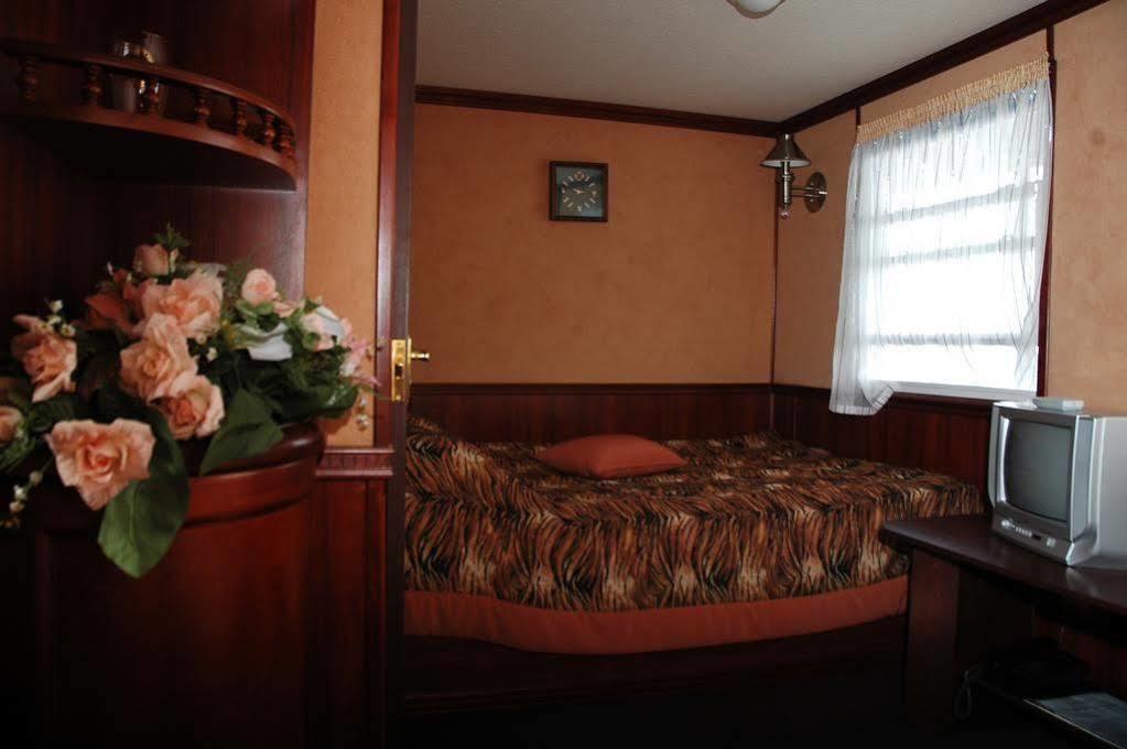 Bogdan Khmelnytskyi Hotel Kiev Exterior foto