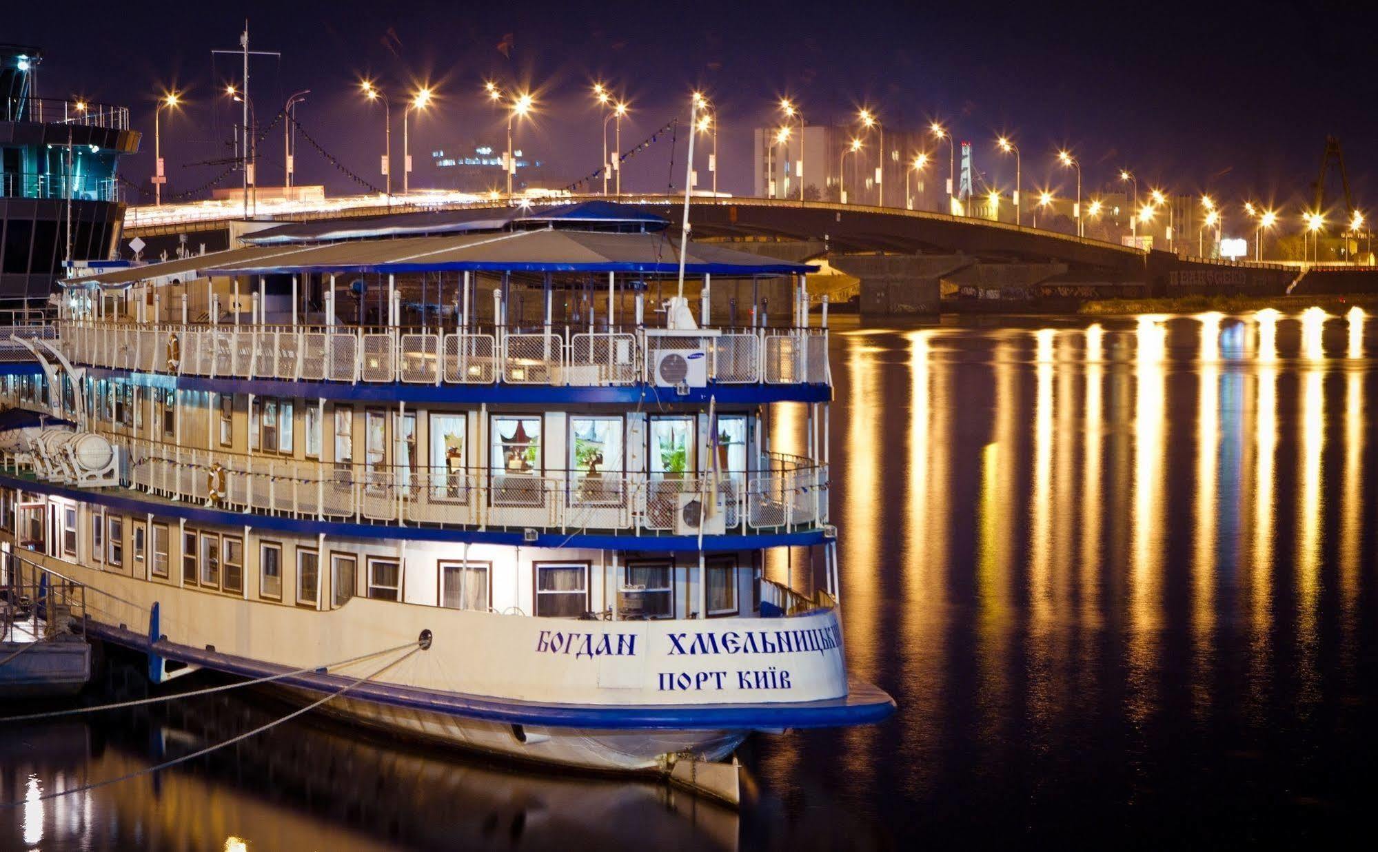 Bogdan Khmelnytskyi Hotel Kiev Exterior foto