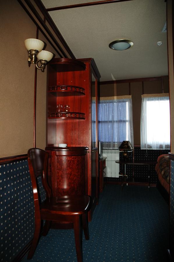Bogdan Khmelnytskyi Hotel Kiev Exterior foto